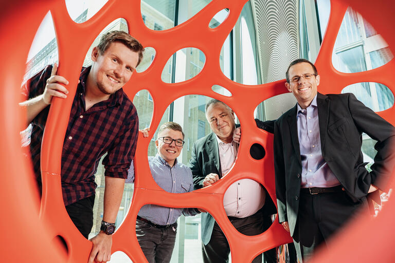 Innovation Center von Merck in Darmstadt, Thorsten Herd (Biologielaborant), Sebastian Cramer Sachbearbeiter), Michael Fletterich (Betriebsratsvorsitzender) und Sascha Held (stellvertretender Betriebsratsvorsitzender) (v.l.n.r.).