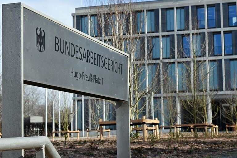 'Bundesarbeitsgericht' steht auf dem Schild am Eingang zum höchsten deutschen Arbeitsgericht - PM BAG Entscheidung SAP 