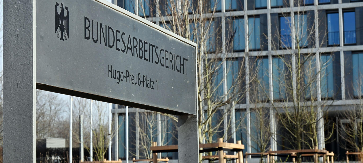 'Bundesarbeitsgericht' steht auf dem Schild am Eingang zum höchsten deutschen Arbeitsgericht - PM BAG Entscheidung SAP 