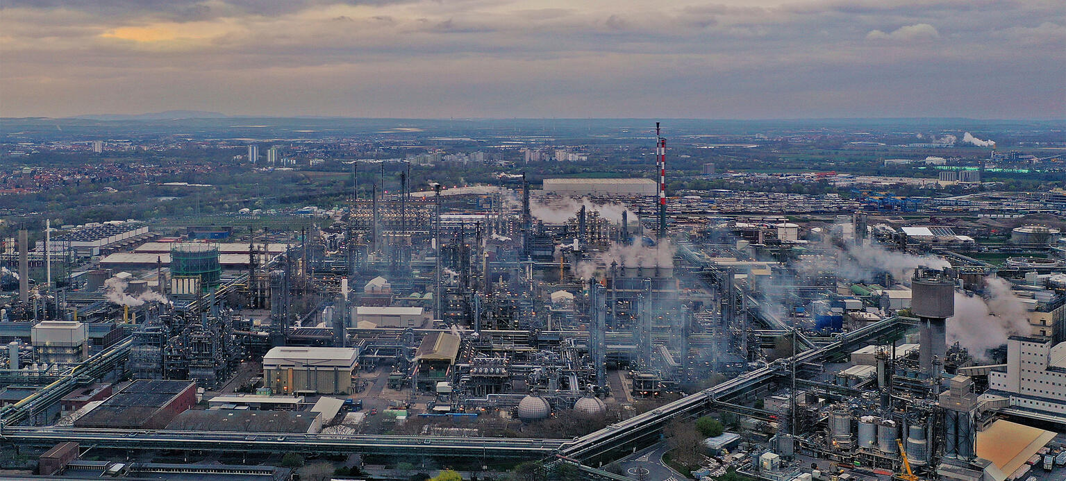 Die über 10 Quadratkilometer großen Werksanlagen der BASF in Ludwigshafen sind das größte zusammenhängende Chemieareal der Welt. Industrie