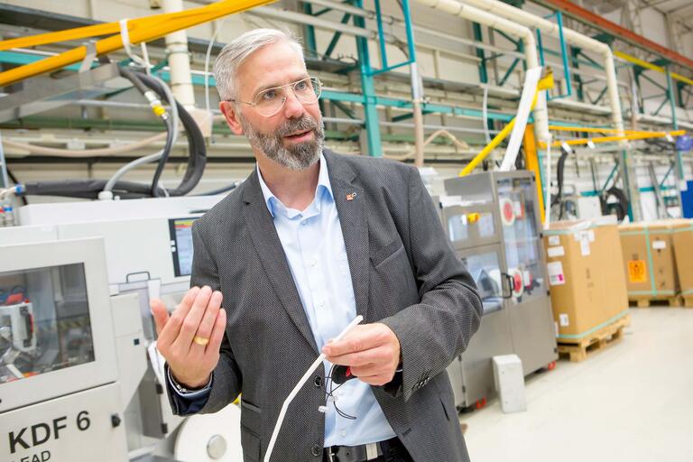Uwe Zebrowski ist Vorsitzender von Betriebsrat und Gesamtbetriebsrat bei Hau- ni Maschinenbau in Hamburg, dem Weltmarkt- führer bei der Herstellung von Maschinen für die Tabakindustrie.