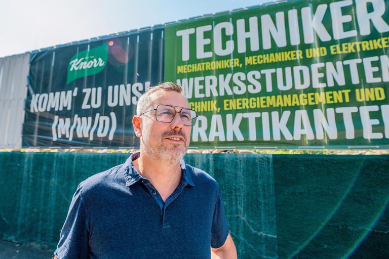 Betriebsrat Thilo Fischer vor dem Knorr-Werk in Heilbronn.