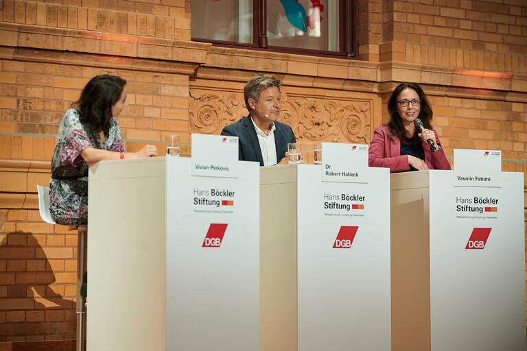 DGB-Vorsitzende Jasimin Fahimi und Wirtschaftsminister Robert Habeck auf dem Podium