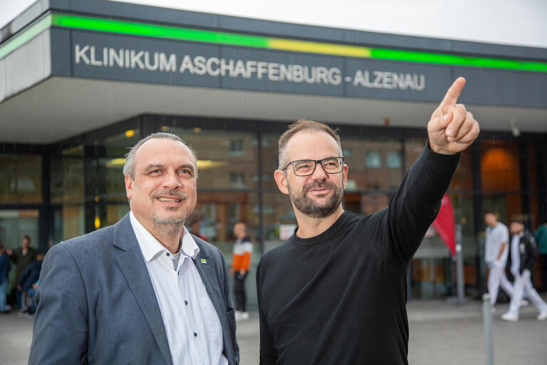 Betriebsrat beim Klinikum Aschaffenburg-Alzenau, 1. Vorsitzender Andreas Parr,  stellvertr. Vorsitzender Johannes Englert (re), hier vor dem Haupteingang des Klinikums