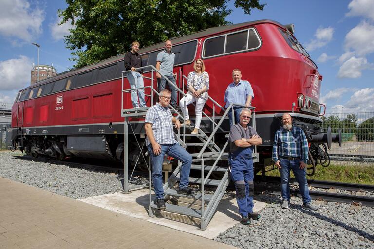 Gruppenfoto des Betriebsrats der DB-Fahrzeuginstandhaltung in Bremen auf einer historischen E-Lok.