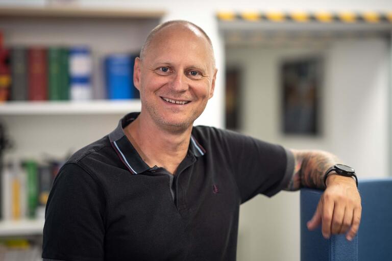 Porträt von Stephan Klenzmann, stellvertretender Betriebsratsvorsitzender bei SMS im Betriebsratsbüro